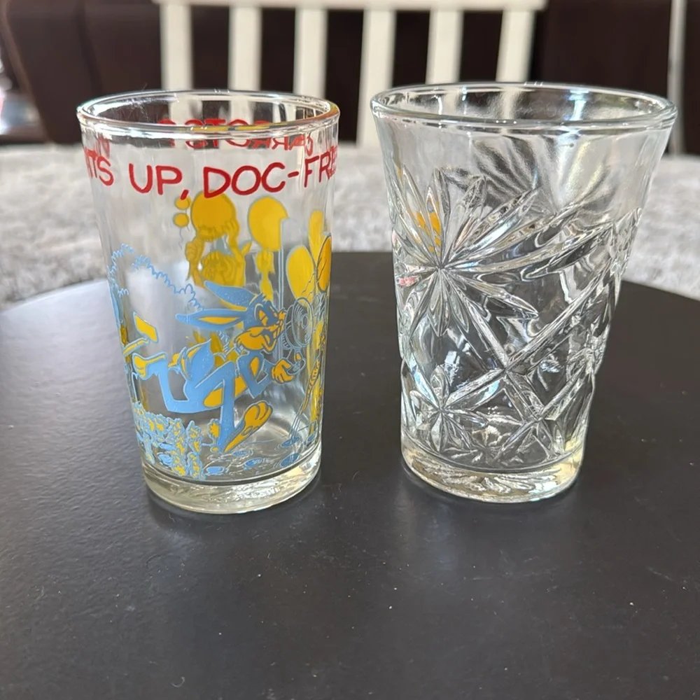 Vintage 1974 Warner Bros. Welchs Jelly Juice Glass featuring Bugs Bunny Cartoon‎
